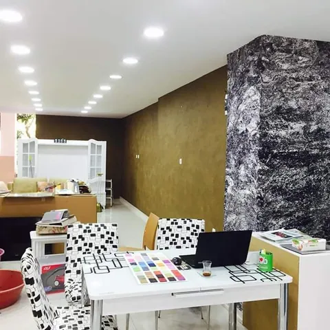 Gold-toned wall and mixed-pattern column in an office