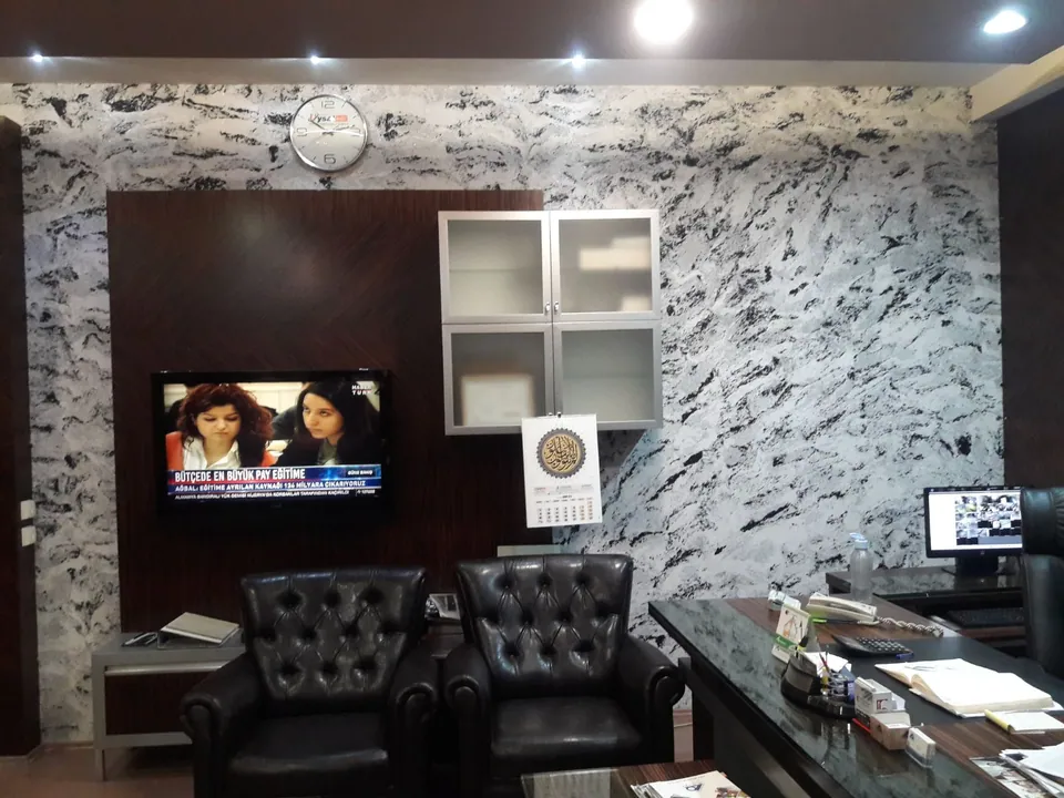 Karma desenli dinlenme salonu