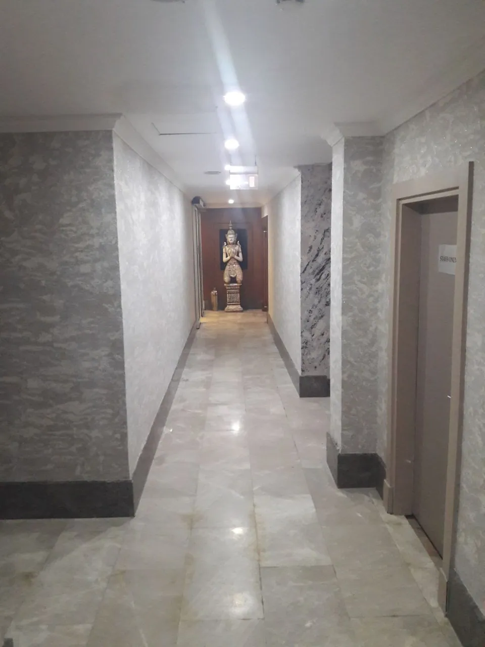 Otel koridorunda pamuk sıva