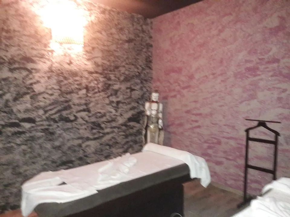 Spa odasında siyah-beyaz karma desen