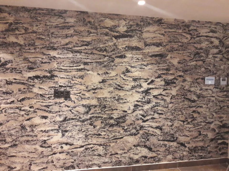 Karma desenli duvar yakın görünüm