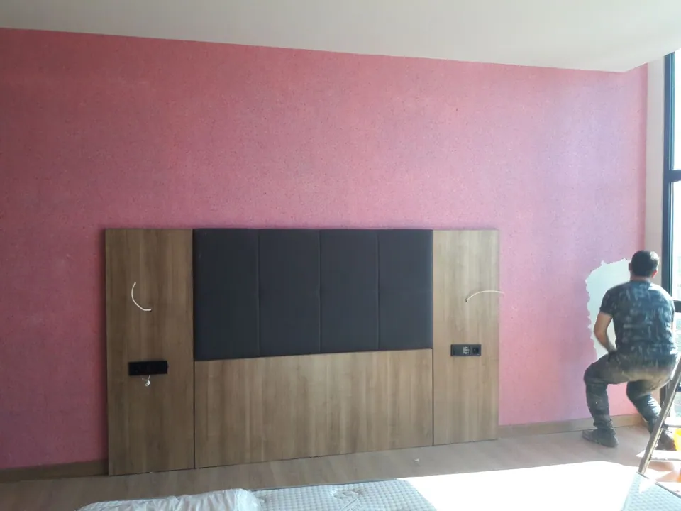 Pembe duvar ve TV ünitesi