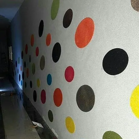 Beyaz kaplamalı duvarda renkli daire desenleri
