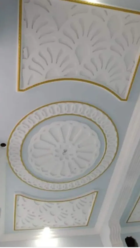 Beyaz kabartma desenli, altın çizgili dekoratif tavan ve göbek motifi