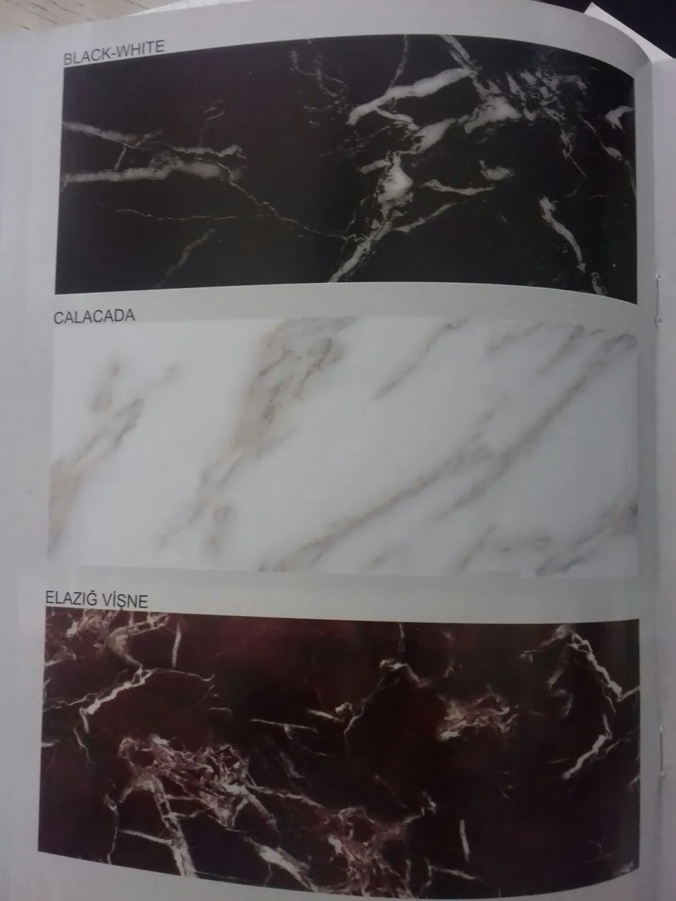 Siyah, beyaz damarlı ve vişne tonlu mermer desenli panel numuneleri