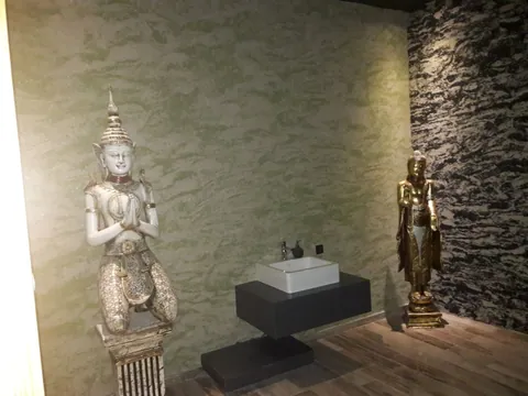 Spa lavabo alanında bej dokulu pamuk sıva duvar