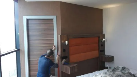 Yatak başı arkasında kahverengi dokulu pamuk sıva duvar