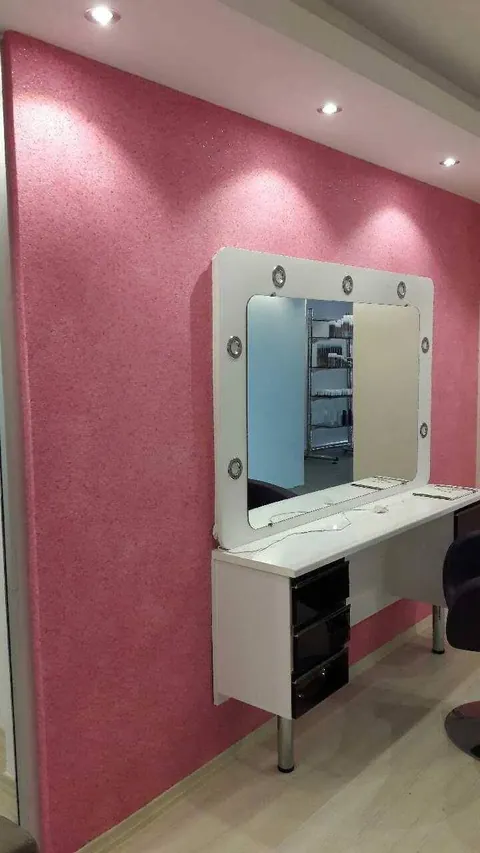 Pembe simli pamuk sıva duvar önünde makyaj masası