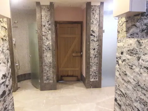 Spa girişinde mermer desenli pamuk sıva kolonlar