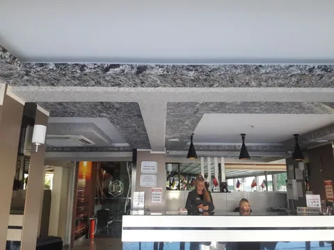 Otel lobisinde tavan kirişlerinde gri mermer desenli pamuk sıva