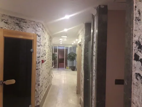 Spa koridorunda mermer desenli pamuk sıva duvarlar