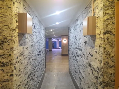 Koridorda sarı-siyah mermer desenli pamuk sıva