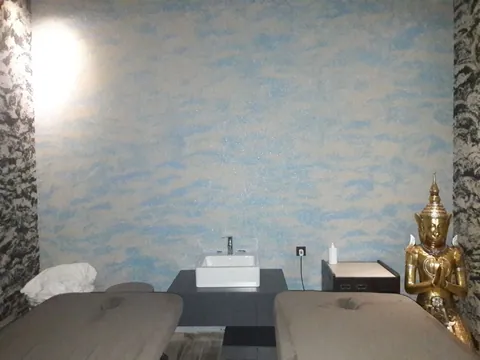 Masaj odasında açık mavi bulut efektli pamuk sıva duvar