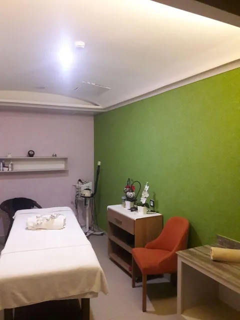 Masaj odasında yeşil pamuk sıva duvar