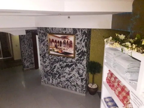 Spa alanında siyah-beyaz mermer desenli pamuk sıva duvar