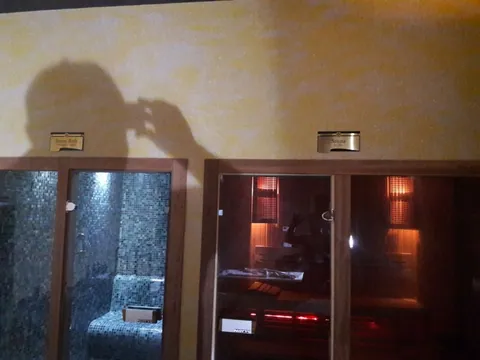 Sauna kapıları üzerinde sarı-altın pamuk sıva duvar