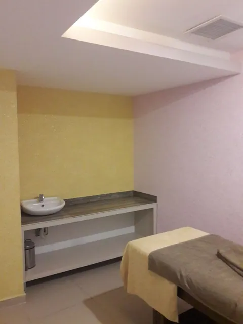 Spa odasında pembe ve sarı tonlu pamuk sıva duvarlar