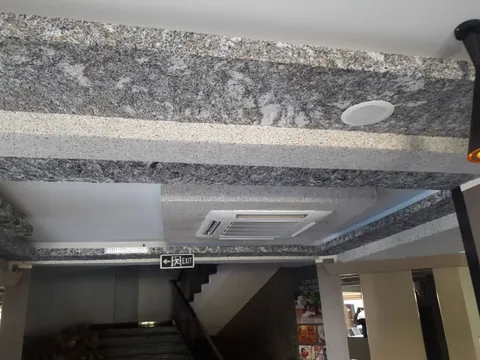 Merdiven boşluğu tavan kirişlerinde gri-siyah granit desenli pamuk sıva