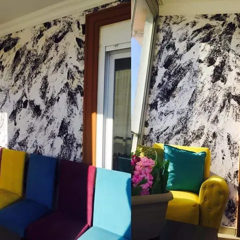 Kafe köşesinde beyaz-lacivert desenli pamuk sıva duvar