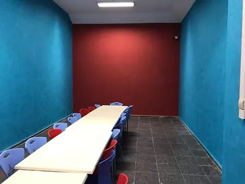 Uzun masalı yemek salonunda turkuaz ve bordo pamuk sıva duvarlar