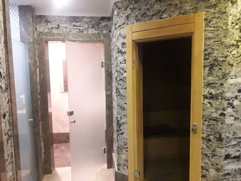 Kapılar çevresinde siyah-beyaz desenli pamuk sıva duvar