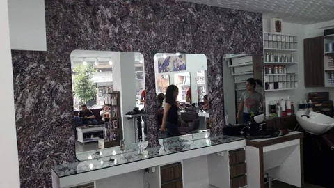 Kuaför salonunda mor-gri damarlı pamuk sıva duvar