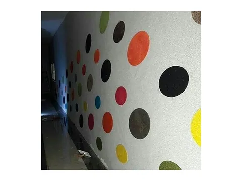 Beyaz pamuk sıva duvar üzerinde çok renkli puantiye deseni