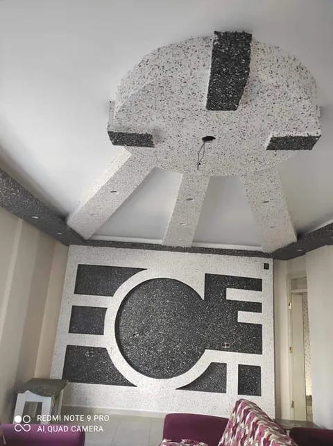 Tavanda siyah-beyaz kabuk sıva ile daire ve geometrik desen