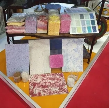 Stand DEPKA sur un salon : nuancier, sachets d’échantillons et panneaux d’enduit de coton