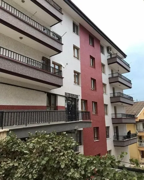 Apartman balkon alınlıklarında gri-pembe granül seramik sıva