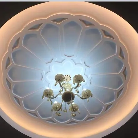 Gizli LED aydınlatmalı beyaz tavan göbeği ve avize